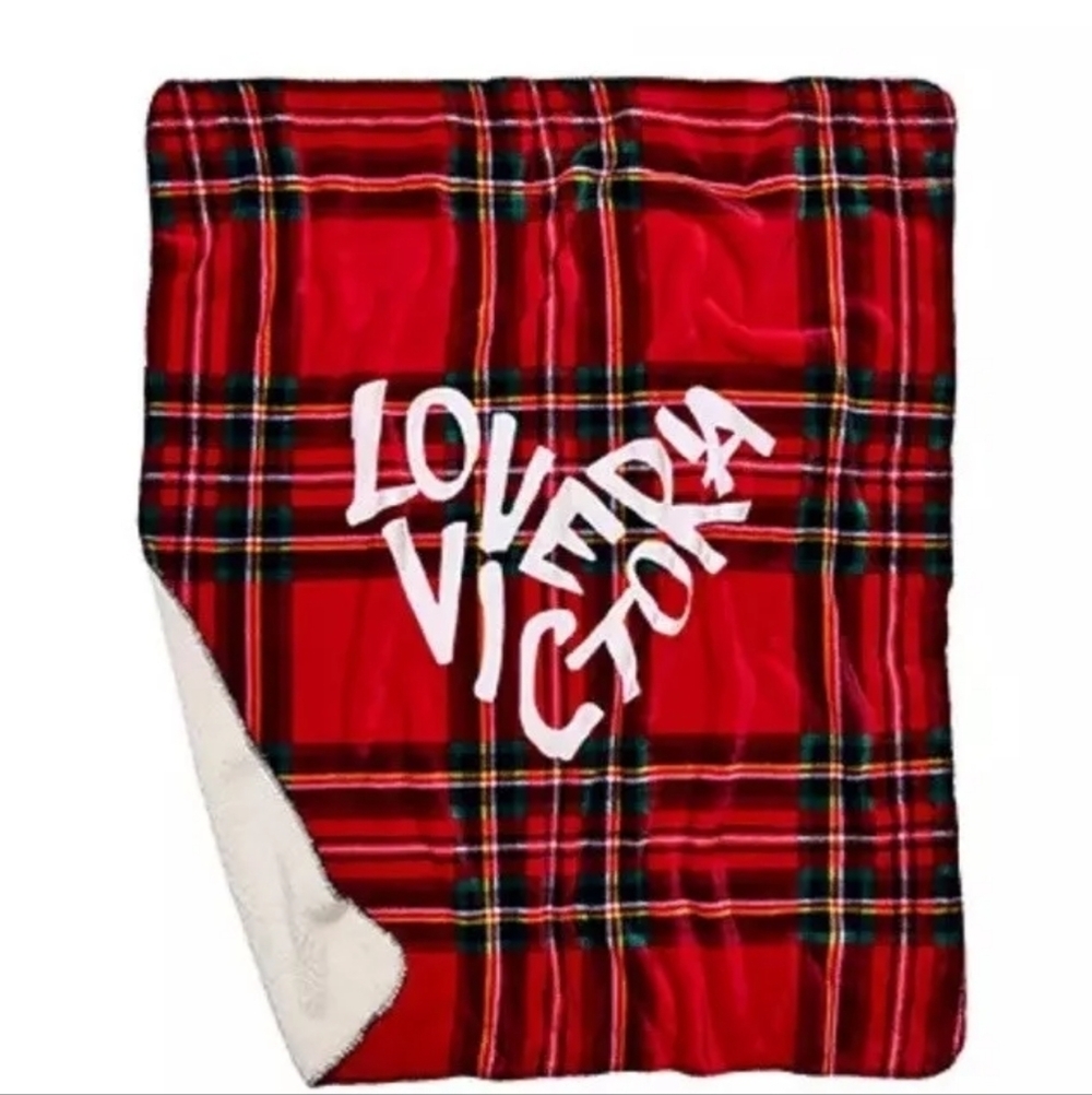 Love Victoria 50 x 60 plaid fleece sherpa Christmas blanket